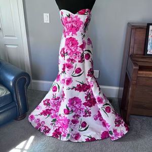 Stunning Strapless Fit and Flare Floral Gown - Size 11